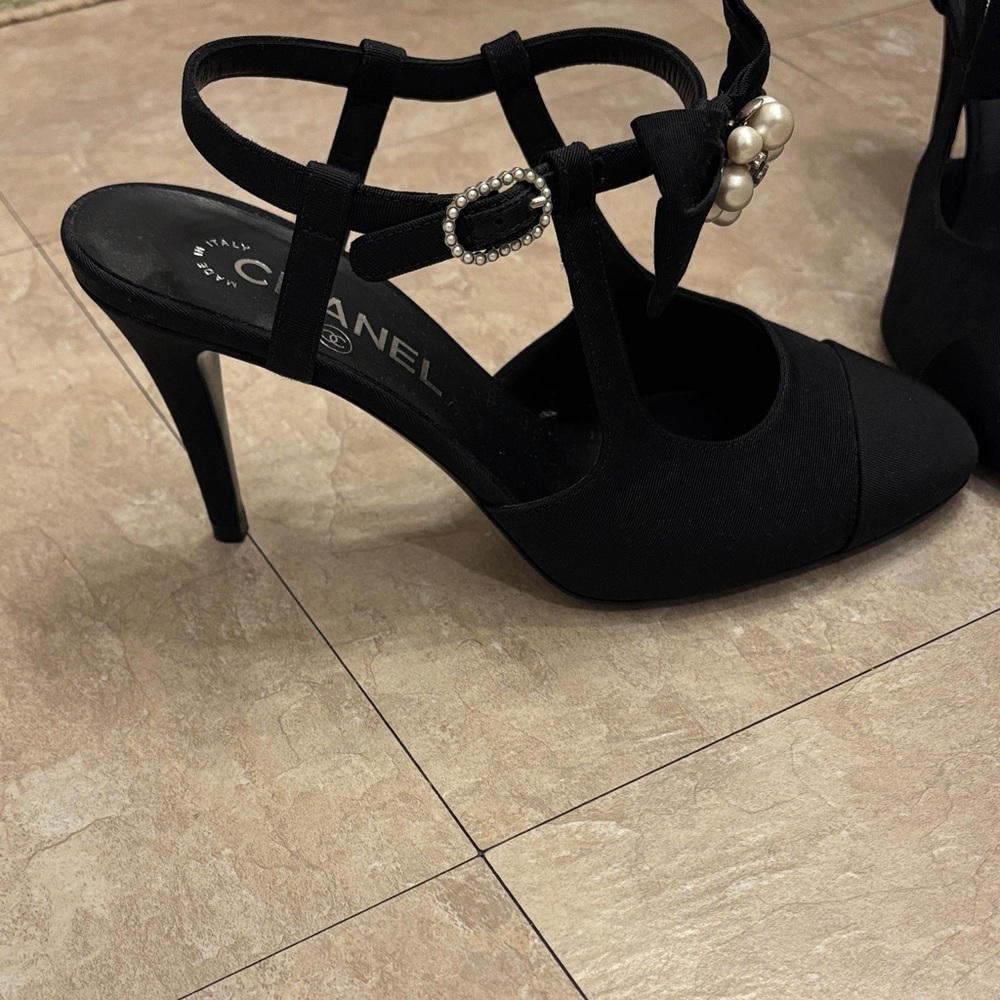 CHANEL Black Bow Heels with Pearl Cluster Accent - Picture 4 of 9